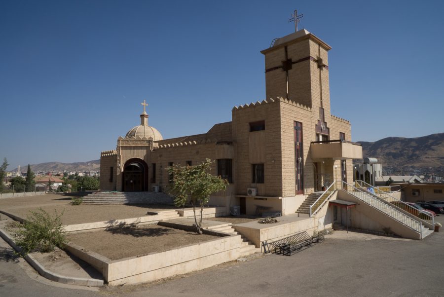 https://www.mesopotamiaheritage.org/wp-content/uploads/2018/02/A1.-Église-Mar-Ith-Alaha-de-Dohok.-Vue-extérieure.-Août-2017-©-Pascal-Maguesyan-MESOPOTAMIA--900x602.jpg