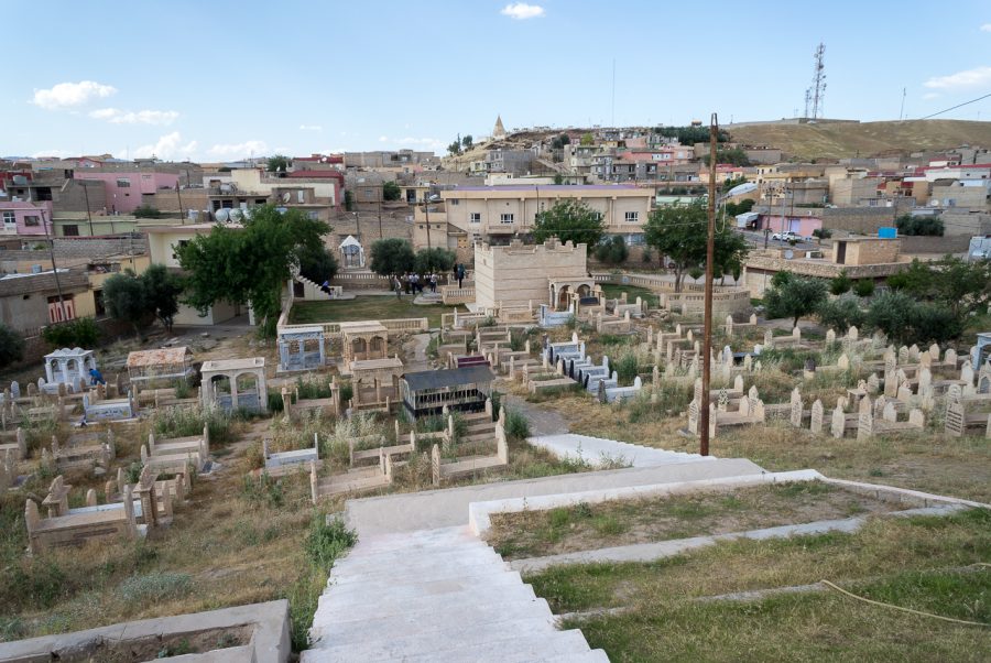 https://www.mesopotamiaheritage.org/wp-content/uploads/2018/10/A1.-Ain-Sifni_cimetiere-et-memorial-yezidis-de-Cheikh-Mand-900x602.jpg