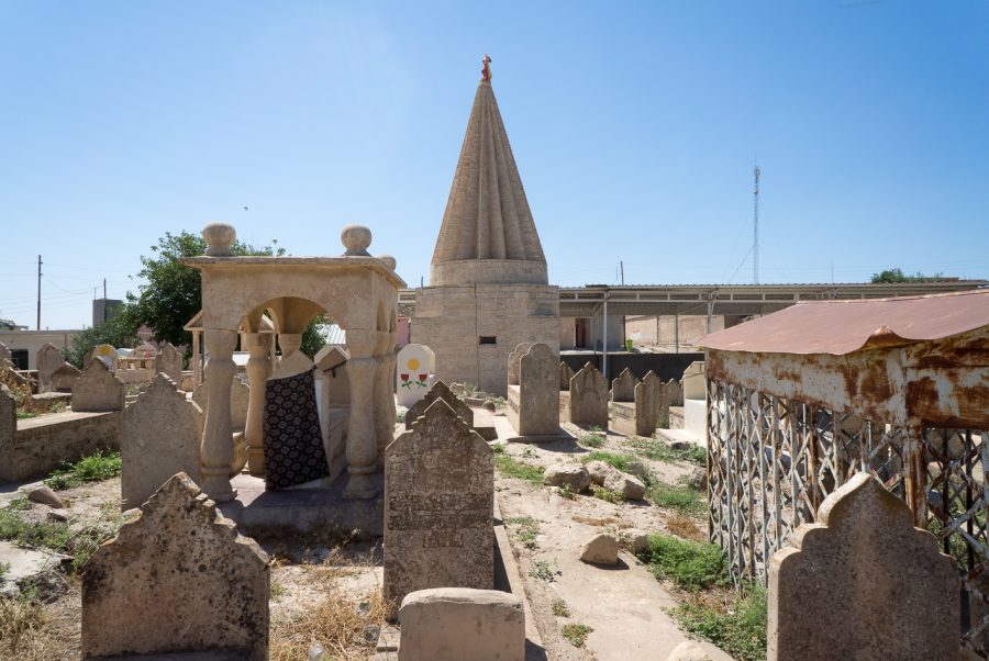 https://www.mesopotamiaheritage.org/wp-content/uploads/2018/10/A1.-Le-cimetiere-et-le-mausolee-yezidi-Sultan-Ezid-de-Mahed-900x602.jpg