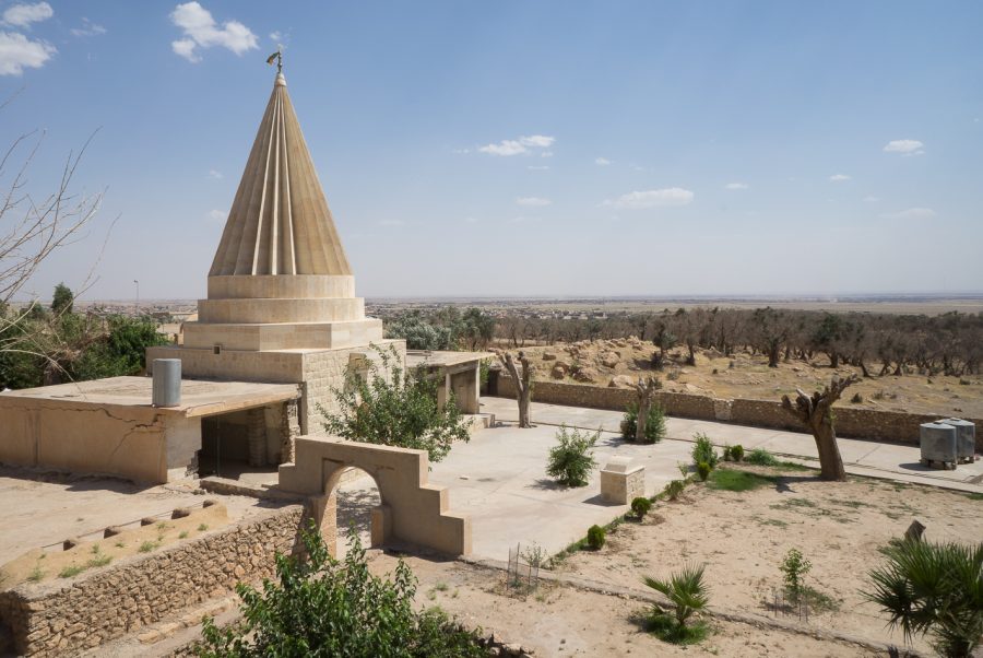 https://www.mesopotamiaheritage.org/wp-content/uploads/2018/11/A1.-Mausolee-yezidi-Cheikh-Bakeur-al-Qatani-a-Bahzani-900x602.jpg